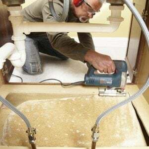 Comment remplacer un plancher d'armoire de base d'évier