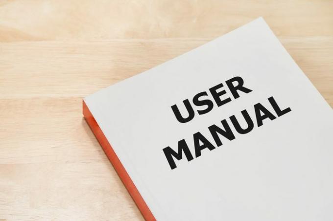 Libro de manual de usuario sobre la mesa
