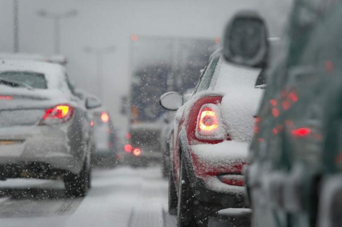 Atasco de tráfico causado por fuertes nevadas