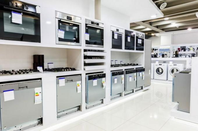 Oven gas dan listrik dan alat atau peralatan terkait rumah lainnya di ruang pamer toko ritel