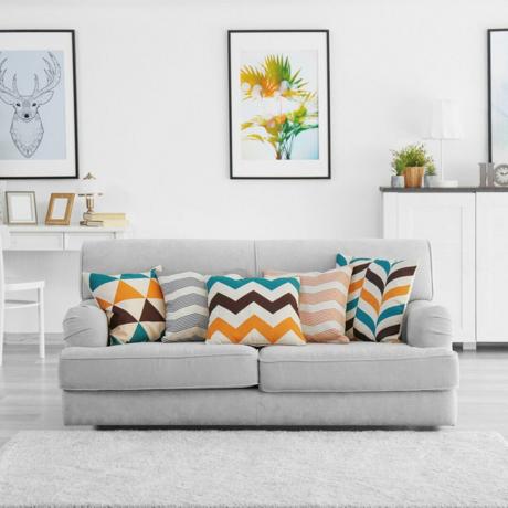 Cojines del sofá moderno de la sala de estar