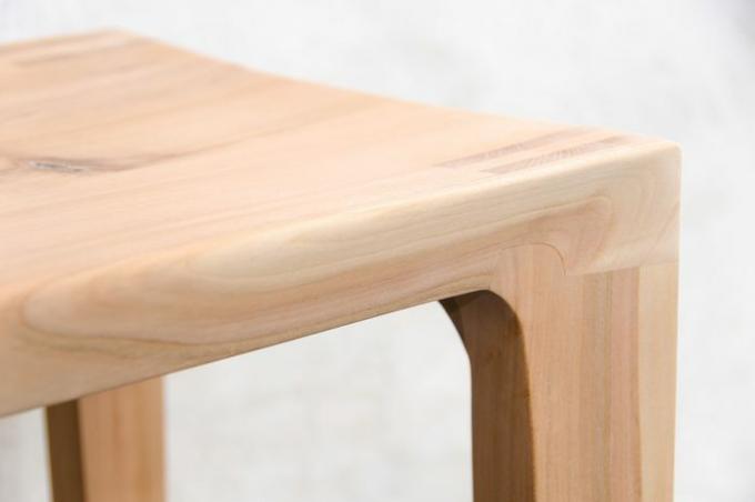 Bir sandalye bacağının ahşap yapıştırılmış ekleminin detayı. Dışkı için kullanılan malzeme, zımparalanmış bir cila ile işlenmemiş kiraz ağacıdır.