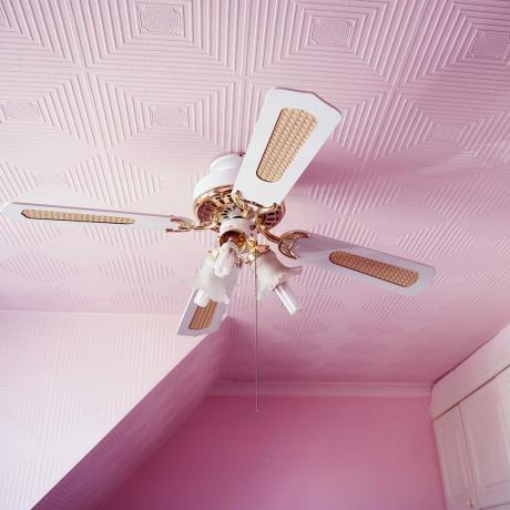 Griestu ventilators uz rozā tekstūras griestiem