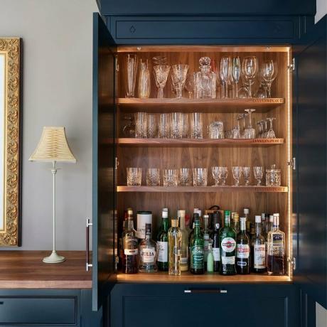 Gabinete de bar para el hogar Cortesía de @davonport Interiors a través de Instagram