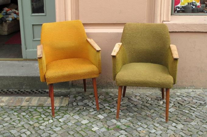 독일 베를린의 빈티지 가구점 앞에 있는 빈티지 안락의자 2개