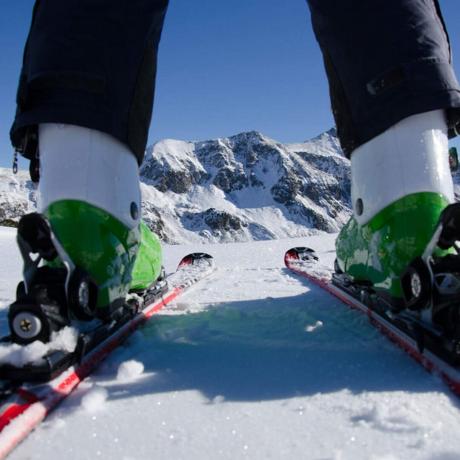 शटरस्टॉक_566497147 शीतकालीन स्की स्कीइंग 
