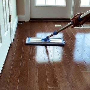 Jak czyścić podłogi z twardego drewna