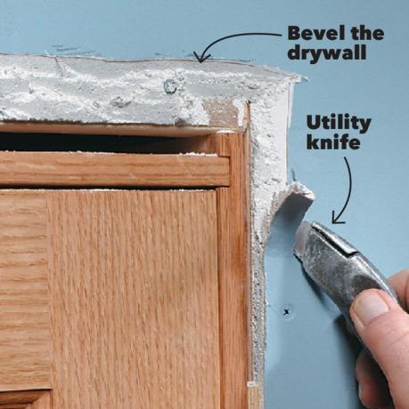 corte o drywall enfeite uma porta