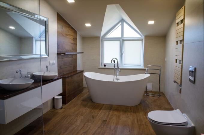 A modern fürdőszoba stílusos belső tere 