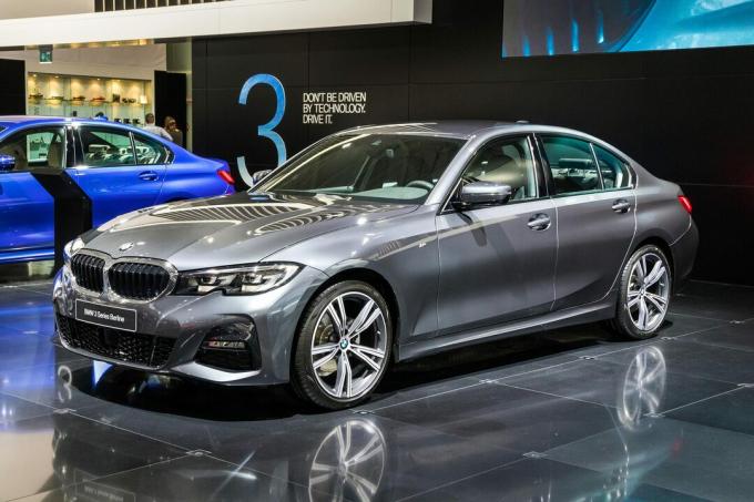 BRUKSELA - 18 stycznia 2019: Nowy samochód BMW serii 3 Berline na 97. Brussels Motor Show 2019 Autosalon
