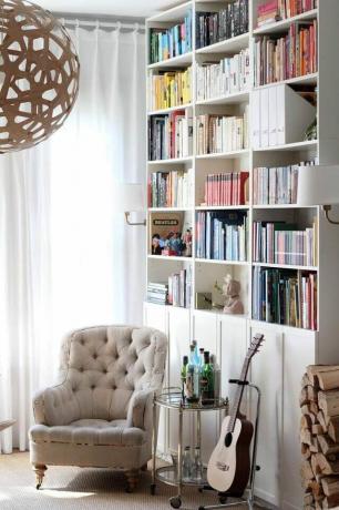 hoge boekenkast in woonkamer