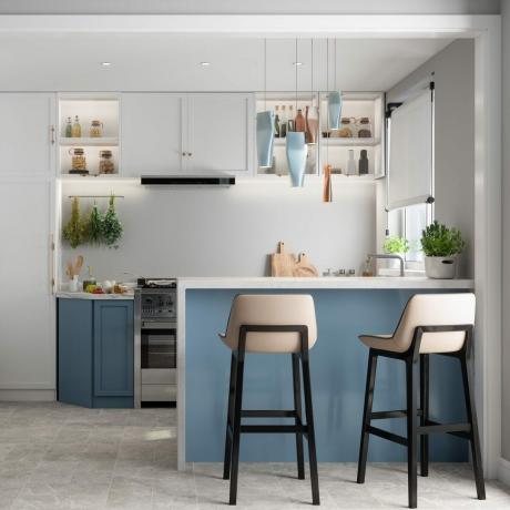 Interior de cocina moderna con isla de cocina, gabinetes y sillas azules y blancas