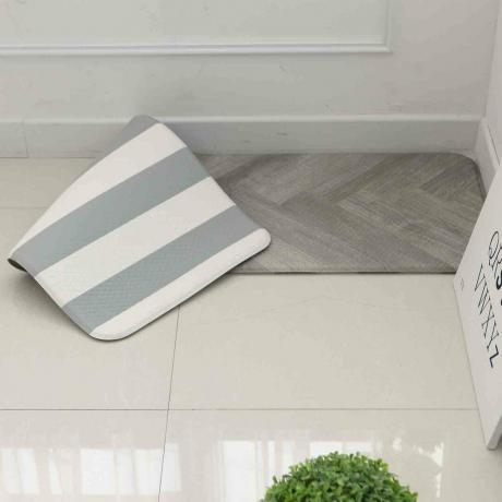 Anti -noguruma spilvens Stilīgs komforta grīdas putu virtuves paklājs, biroja paklājs, ūdensnecaurlaidīgs, viegli tīrāms, mīksts un biezs, netoksisks, atgriezenisks (pelēks un svītrains, 17 " x 48")