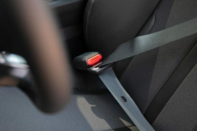 צד הנהגים של חגורת הבטיחות ברכב ללא לולאת בד