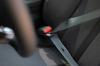 Hvorfor bilbeltet ditt har en stoffsløyfe - og ikke førerens sikkerhetsbelte
