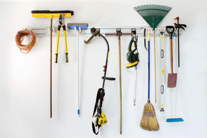 pared de garaje organizada con herramientas colgadas