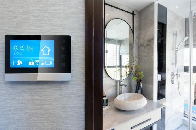 smart home system på væg uden for badeværelset