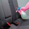 Come rimuovere le macchie dai sedili dell'auto in 5 passaggi (fai da te)
