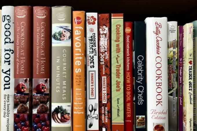 Minneapolis, MN/USA. 5. ledna 2019. Kuchařské knihy vystavené na poličce v Minneapolisu, včetně „Vaření v Trader Joe’s“ a „Gurmánská jídla za pár minut“.