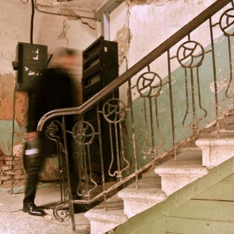 درج لأعلى من داخل منزل منحط مهجور قديم في تبليسي جورجيا