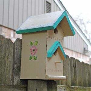 Malowanie przez Tole domku dla ptaków przynosi urok ogrodu