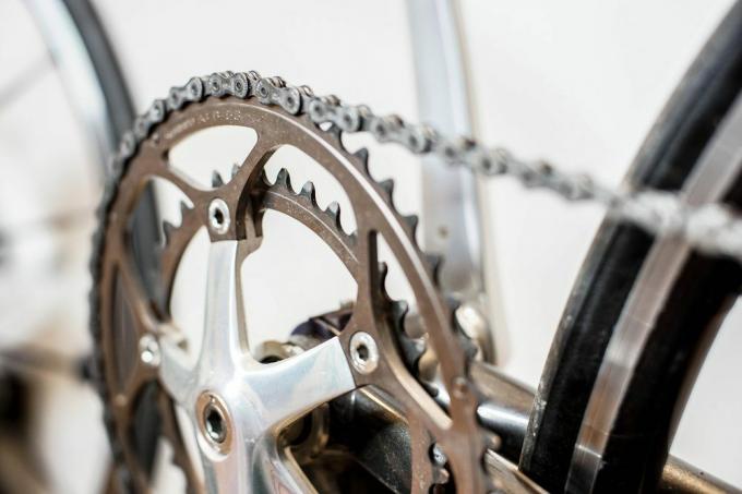 lanac bicikla i ručica postavljeni na cestovnom biciklu