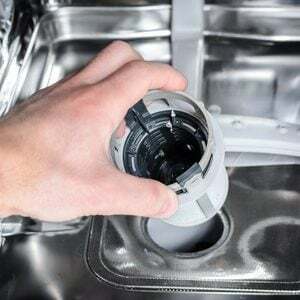 Kā tīrīt trauku mazgājamās mašīnas filtru