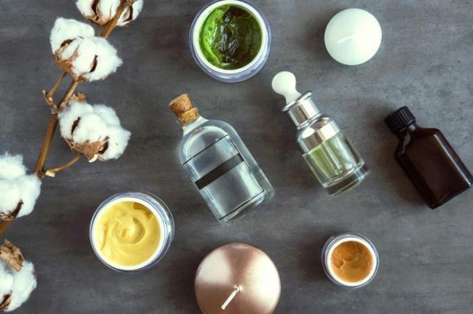 Productos cosméticos SPA en mesa oscura desde arriba. Coco, aceites de argán, cremas y sueros orgánicos. Blog de belleza flatlay