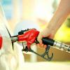 10 cattive abitudini alla pompa di benzina che ti costano centinaia ogni anno
