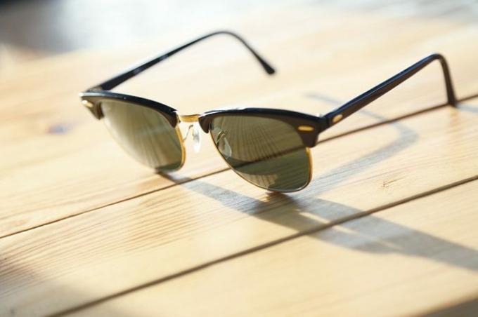 Gafas de sol de moda en una mesa de madera