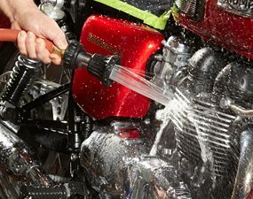 Как почистить мотоцикл Ополосните его