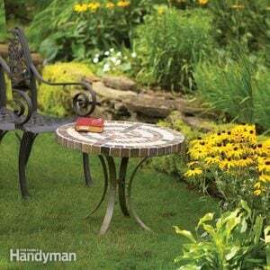 Bygg et utendørs bord med fliser og stålbunn
