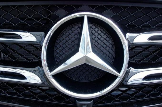 Trier, Tyskland - 23 augusti 2018: Mercedes -Benz är ett globalt bilmärke och en division av det tyska företaget Daimler AG. Varumärket är känt för lyxbilar, bussar, bussar och lastbilar.