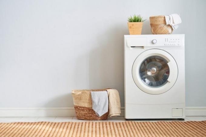 Intérieur d'une vraie buanderie avec une machine à laver à la maison
