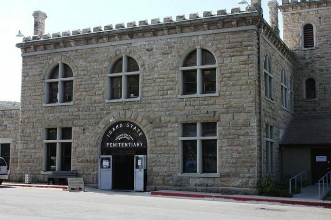 Boise, Aidahas / JAV - 2011 m. Liepos 14 d.: Senoji Aidaho valstijos įkalinimo įstaiga. Tai nebuvo federalinis kalėjimas ar kalėjimas. Nuteistieji vyrai ir moterys, dabar muziejus. Šaunamasis ginklas ir karinis ekranas užrakinti.