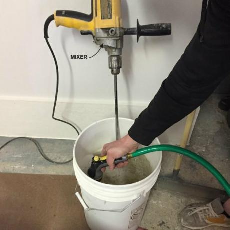 Encher o balde misturador com uma mangueira | Dicas profissionais de construção