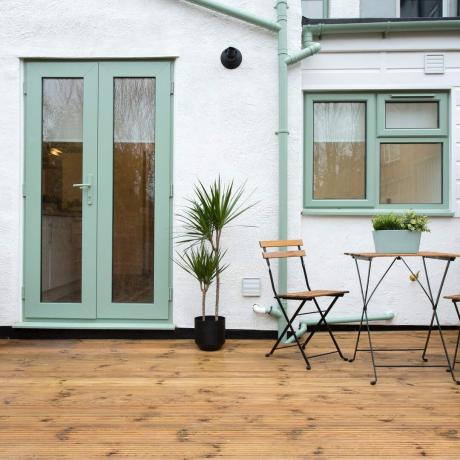 exterior de casa renovada contemporánea con molduras de madera pintada