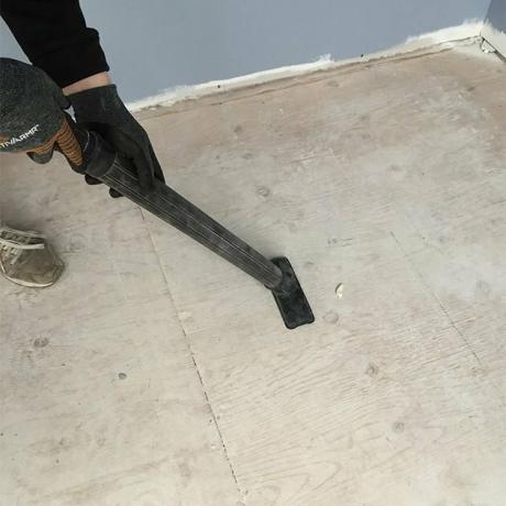 Membersihkan lantai sebelum menuangkan self-leveler | Kiat Pro Konstruksi