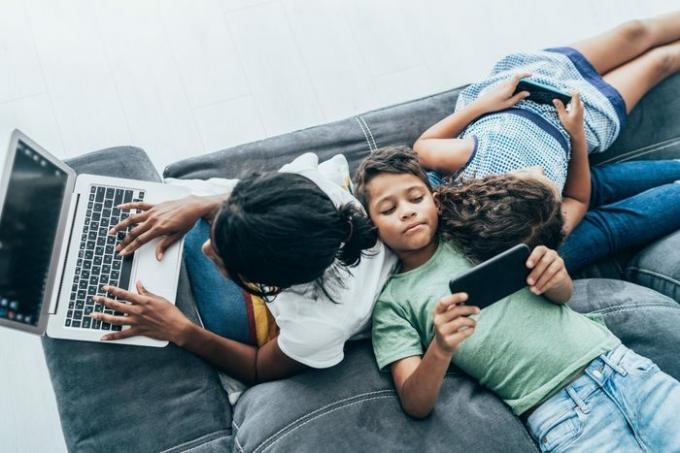 Blandet rase familie med digitale enheter
