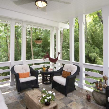 Rahulik kinnine tagumine veranda koos mööbliga