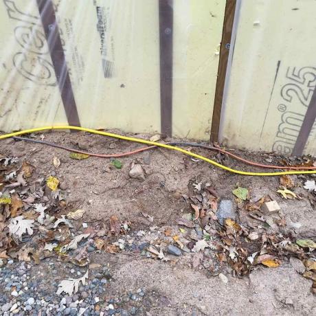 Pasar cables a lo largo de la pared de un edificio | Manitas familiar