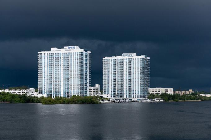 Edificios altos de lujo de North Miami Beach con nubes de tormenta