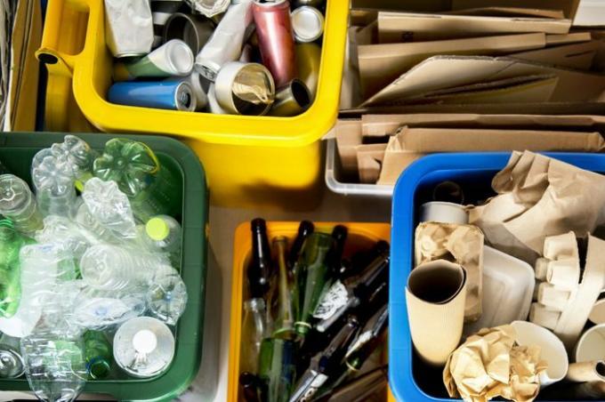 Prullenbak om te recyclen en de ecologische omgeving te verminderen