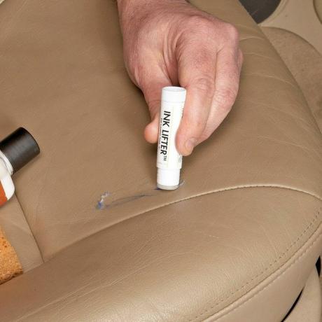 Najbolji način za čišćenje automobila: Očistite kožu