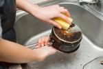 Δείτε πώς μπορείτε να καθαρίσετε μια καμένη κατσαρόλα ή τηγάνι με δύο συστατικά