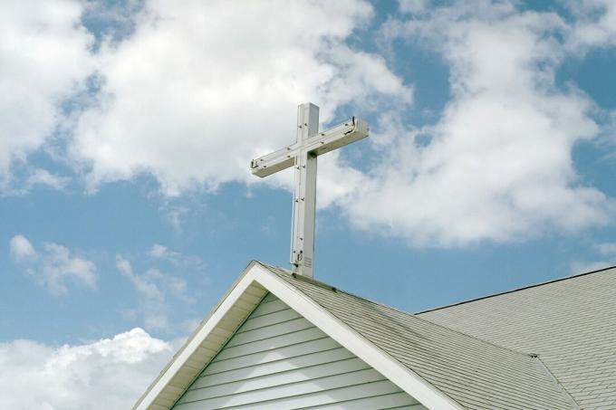 Kreuz oben auf einer Kirche