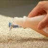 Hoe krijg je nagellak uit tapijt?