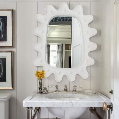 Заявление зеркало в половину ванной комнаты