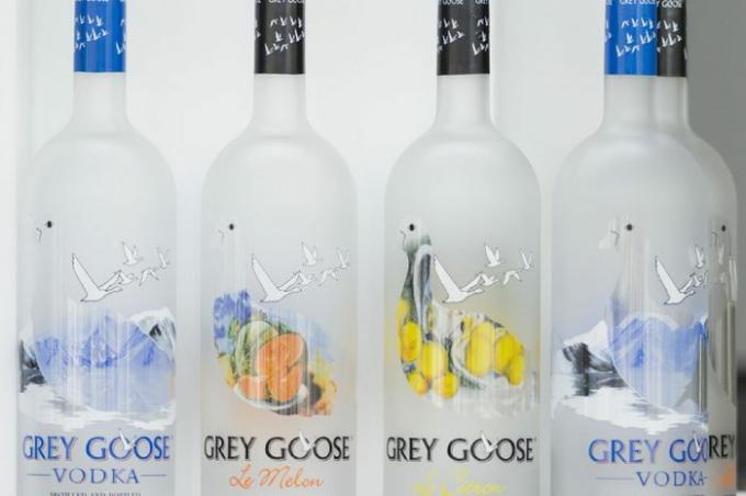 Nueva York, NY ESTADOS UNIDOS - 23 de agosto de 2017: Botellas de vodka Grey Goose en exhibición en el campeonato US Open 2017