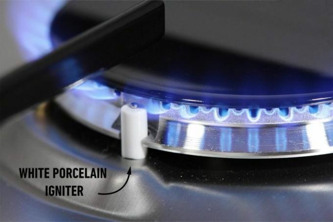 close-up de um fogão a gás e o acendedor de porcelana branca